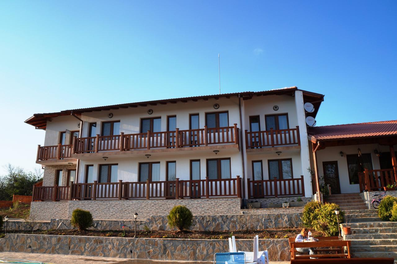 Family Complex Krisbo Hotell Donkovtsi Exteriör bild