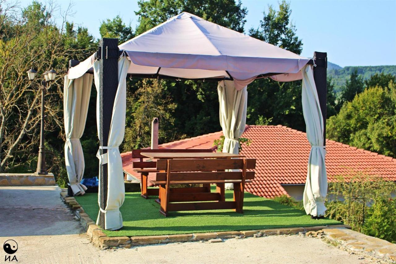 Family Complex Krisbo Hotell Donkovtsi Exteriör bild