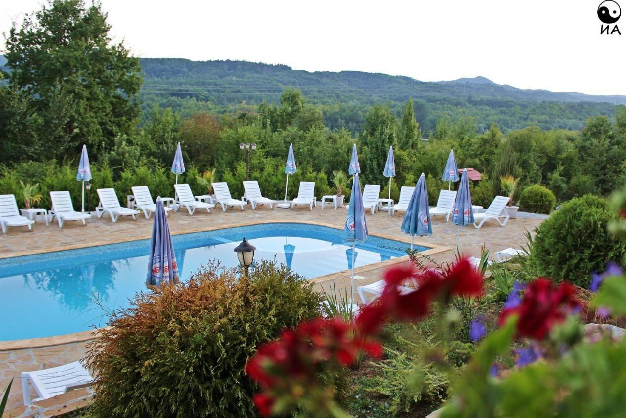 Family Complex Krisbo Hotell Donkovtsi Exteriör bild